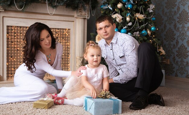 Linda família esperando o natal