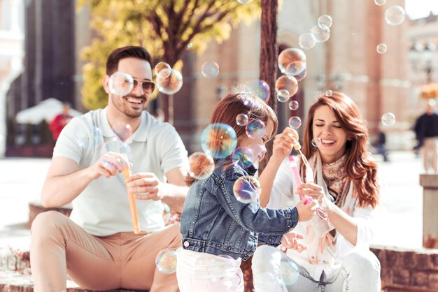 Linda família está passando um tempo juntos lá fora