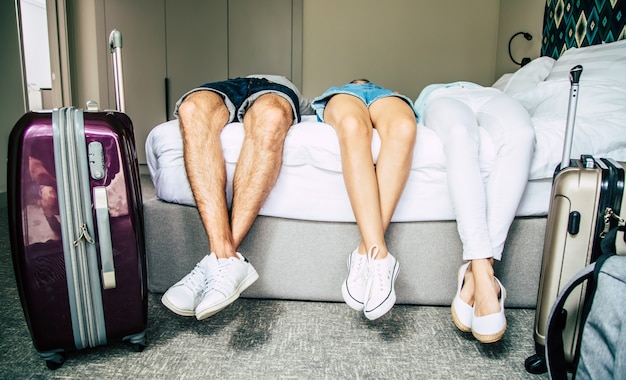 Linda família feliz e animada com mochila e malas em hotel moderno
