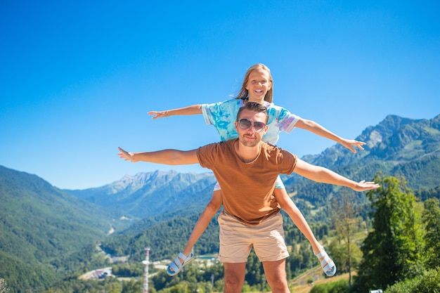 Foto linda família feliz nas montanhas ao fundo
