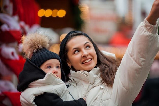 Linda família feliz no mercado de Natal Férias de inverno Férias na Europa Ano Novo