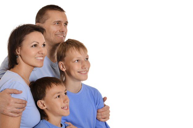 Foto linda familia feliz posando aislado sobre fondo blanco.