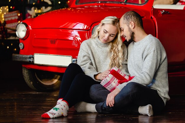 Linda família feliz se abraçando em um cenário de Natal Feliz Natal