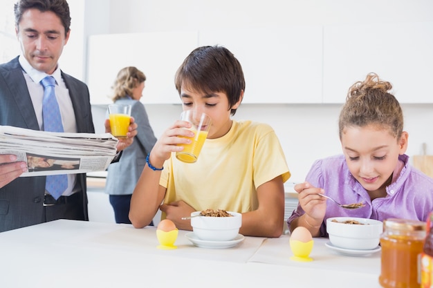 Linda familia a la hora del desayuno