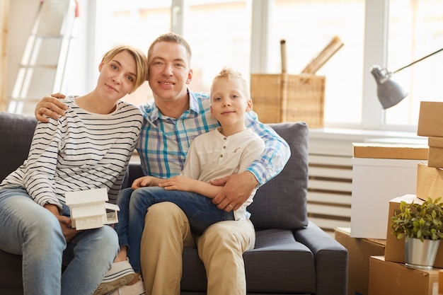 Foto linda família jovem pronta para a realocação