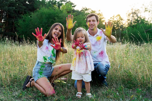 Linda família, mãe, pai e filha brincando juntos