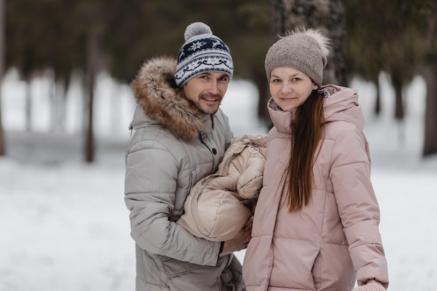 Linda família mãe pai filha No contexto de uma floresta de neve