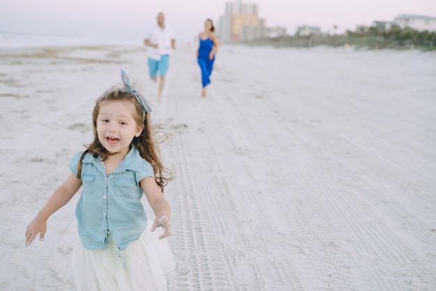 Linda família na praia