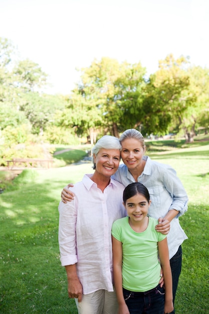 Linda familia en el parque