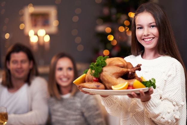 linda família passando o natal em casa