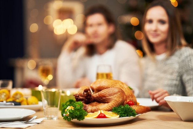 linda família passando o natal em casa