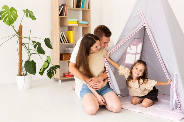 Linda família passando um tempo juntos em casa com espaço de cópia