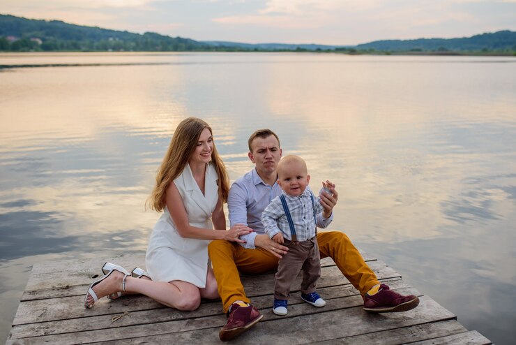 Linda família se divertindo perto do lago