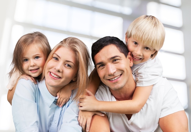 Linda família sorridente no fundo