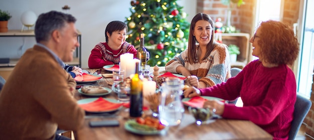 Linda família sorrindo feliz e confiante comendo peru assado comemorando o natal em casa