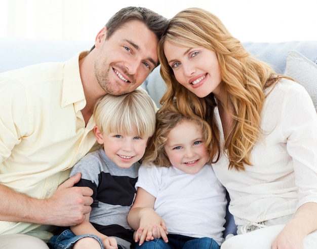 Foto linda familia en su sofá