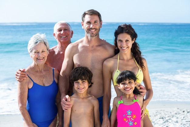 Linda familia de varias generaciones posando en la playa