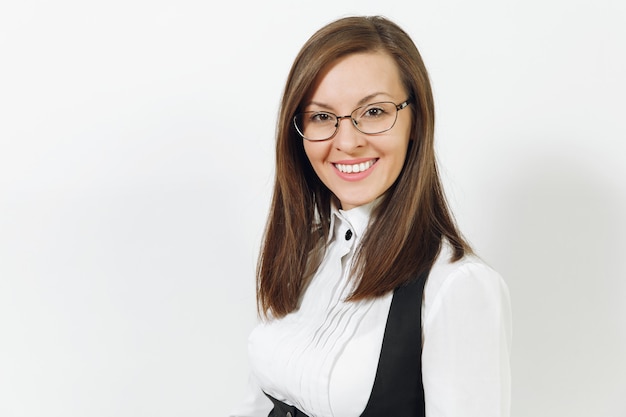 Linda feliz jovem sorridente de cabelos castanhos mulher de negócios de terno preto, camisa branca e óculos, olhando para a câmera isolada no fundo branco. gerente ou trabalhador. copie o espaço para anúncio.