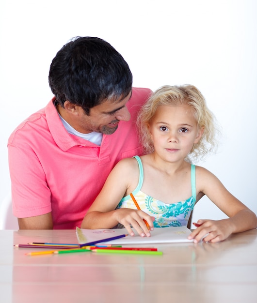 Linda filha pintando com seu pai