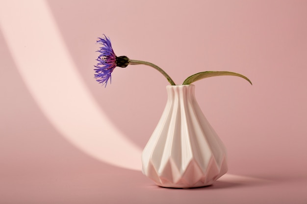 Linda flor roxa em vaso branco