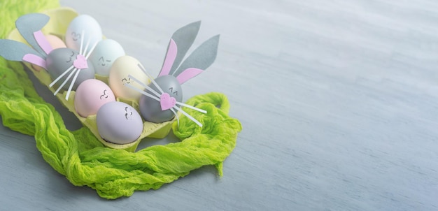 Linda foto creativa con huevos de pascua, algunos huevos como el conejito de pascua