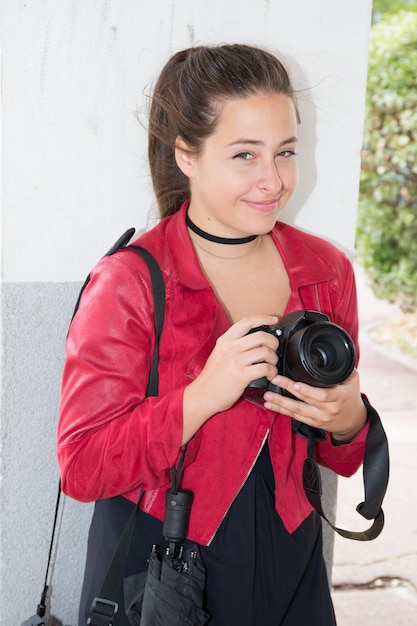 Linda fotógrafa feminina posando com câmera