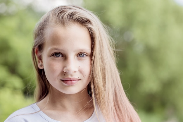 Linda garota adolescente com cabelo rosa ao ar livre