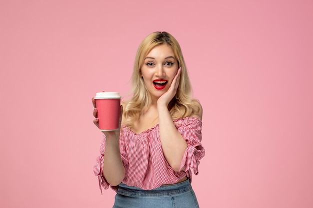 Linda garota adorável jovem com batom vermelho na blusa rosa parecendo doce