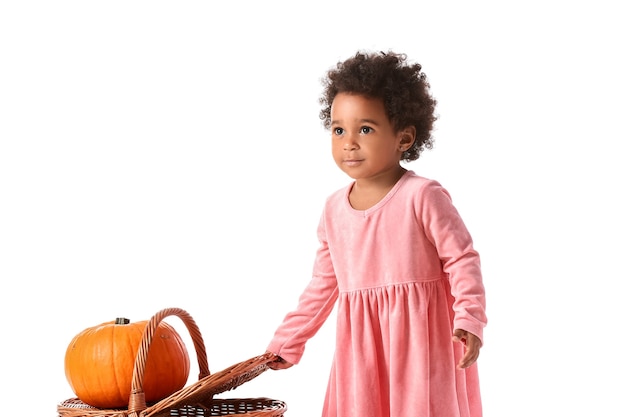 Linda garota afro-americana com cesta e abóbora em branco