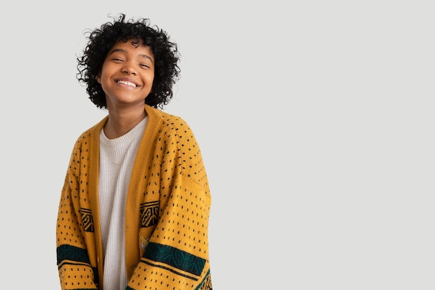 Linda garota afro-americana com penteado afro sorrindo isolado no fundo branco com cópia s