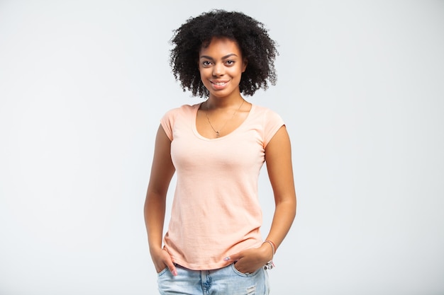 Linda garota afro-americana com um penteado afro sorrindo.