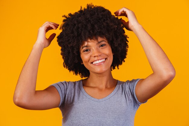 Linda garota afro-americana com um penteado afro sorrindo.