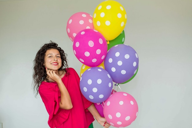 Foto linda garota alegre bonita com balões coloridos