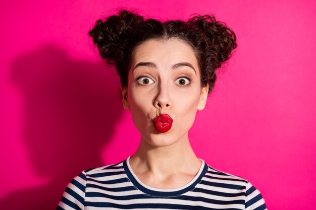 Foto linda garota alegre em um fundo rosa