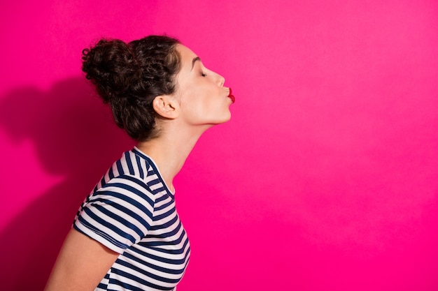 Foto linda garota alegre em um fundo rosa