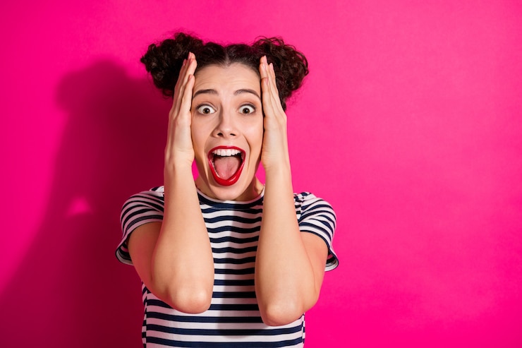 Foto linda garota alegre em um fundo rosa