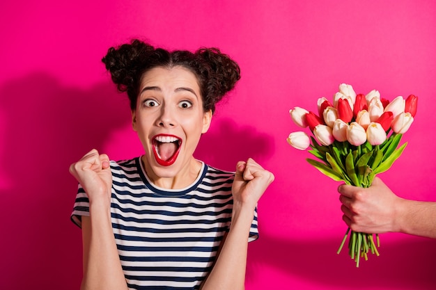 Linda garota alegre em um fundo rosa