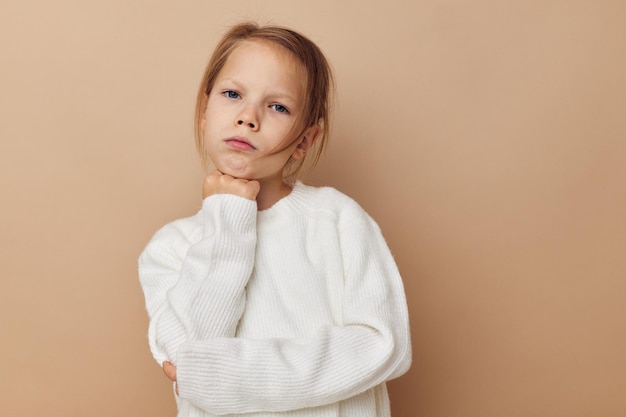 Foto linda garota alegria posando emoções moda infância inalterada