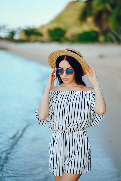 linda garota andando na praia na Tailândia