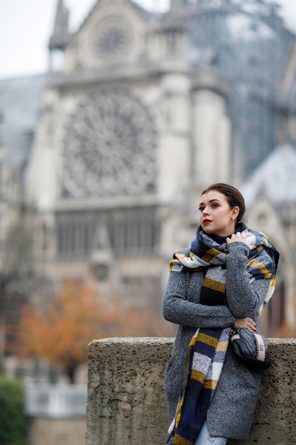 Linda garota andando na romântica Paris