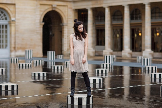 Linda garota andando na romântica paris