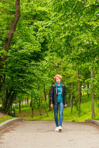 Linda garota andando no parque de verão