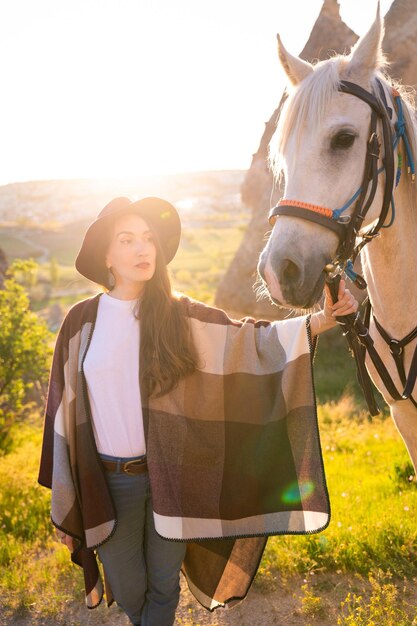 Linda garota ao ar livre nas montanhas com seu cavalo fiel