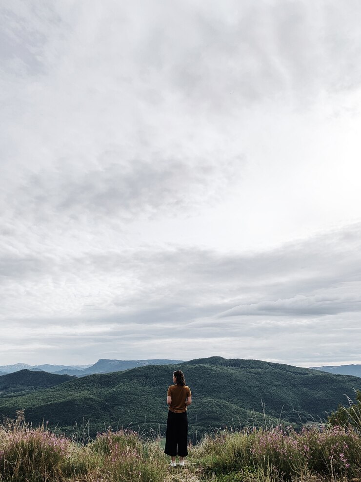 Linda garota apreciando a vista da montanha