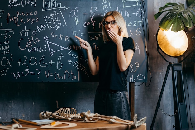 Linda garota aprende biologia em uma aula