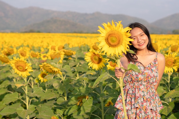 Linda garota aproveita o tempo nas flores do campo