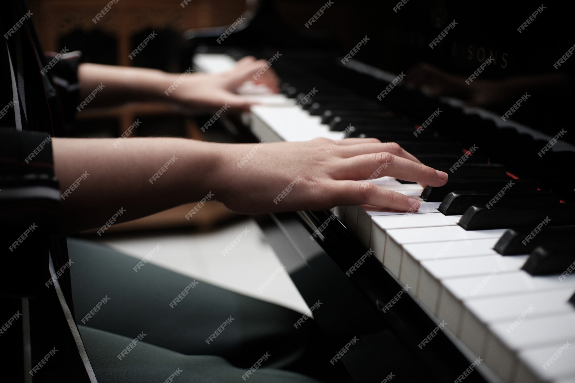 Criança asiática aprendendo a tocar piano online em casa