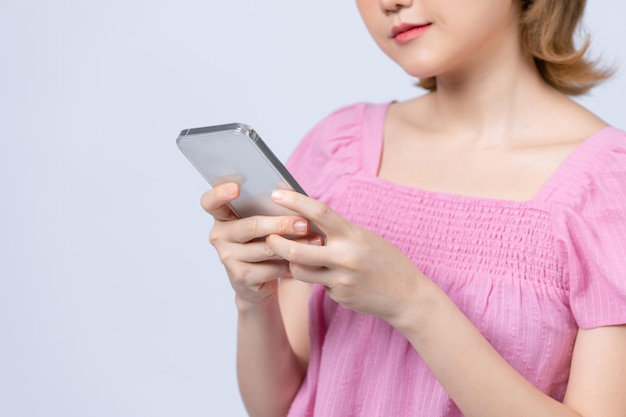 Linda garota asiática com máscara de dormir e pijama azul se preparando para dormir olhando para longe pensativo como usando o telefone celular