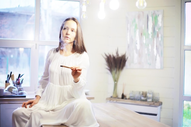 Foto linda garota atlética fazendo exercícios de ioga desfrutar de meditação em casa. sem estresse, hábito saudável, conceito de alívio de ansiedade. pose de lótus.