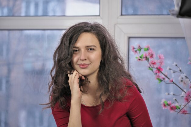 Linda garota atraente em um vestido vermelho